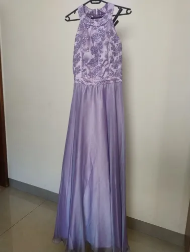 Vestido de festa lilás em Organza e bordado em pedraria