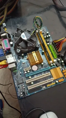 Processador Intel Core 2 Quad Q8400 Box + 1x4GB DDR2 800Mhz + MB G31 (brinde)