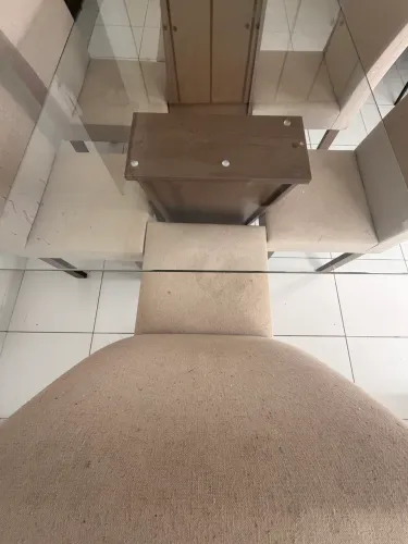 Mesa de madeira MDF com tampo de vidro temperado e bordas arredondadas com 6 cadeiras