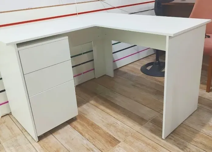 MESA EM L COM GAVETEIRO