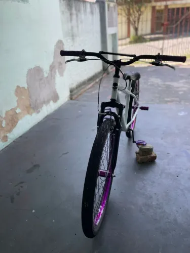 Bike custom aro 26 branca e roxa ? estilo street/dirt