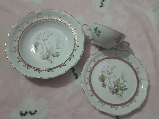 Lote prato e xícara de porcelana (3 itens)