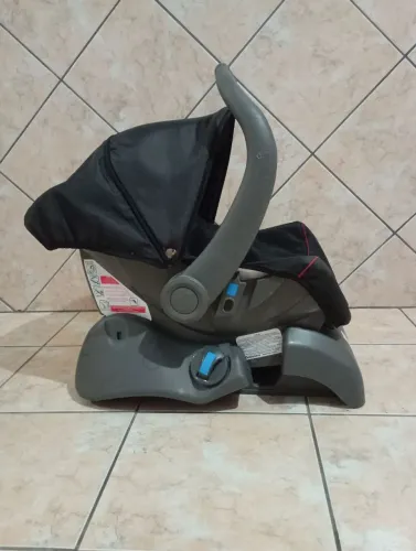 Bebê conforto com base para automóvel, pouco usado, bem conservado