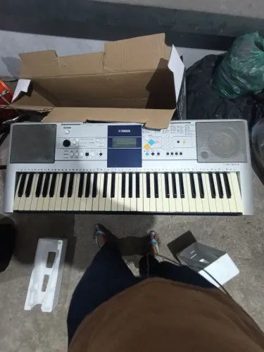 Teclado Yamaha PSRE323 quebrado