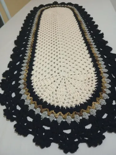 Caminho de mesa de crochê.