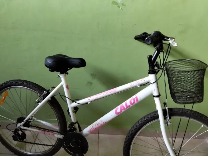Vendo bicicleta pneu novo em ótima condições quero 400 reais a bicicleta tá semi nova 