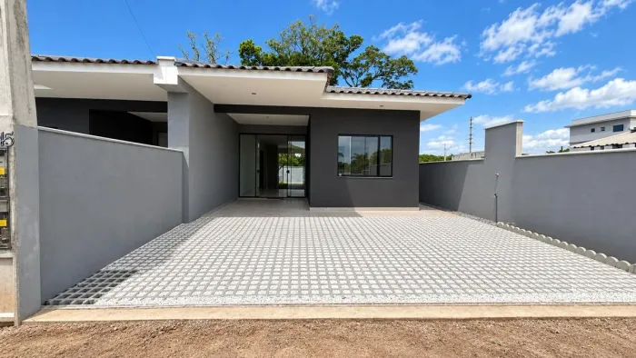 Casa com 03 quartos próximo ao. centro comercial a 700 metros da praia em Itapoá-SC