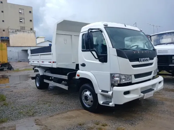 caminhão basculante Iveco Vertis 2011/2012 