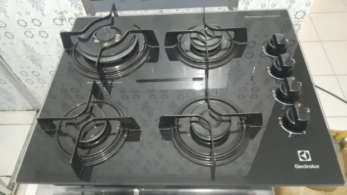 Cooktop 4 bocas a gás GLP Electrolux, com mesa de vidro preto e acendimento automático.