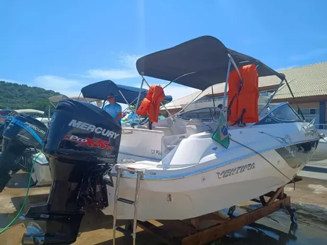 Lancha Ventura 21,5 pés 