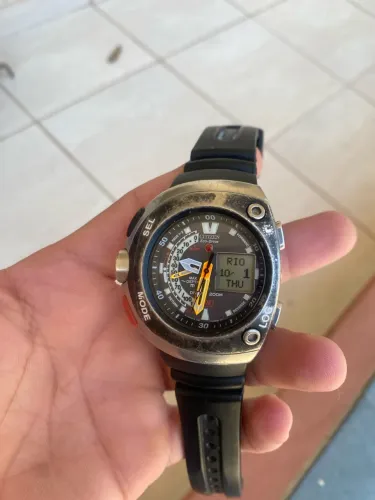 Vendo Relógio Citizen meia lua preto original sensor ON,aparelho impecável