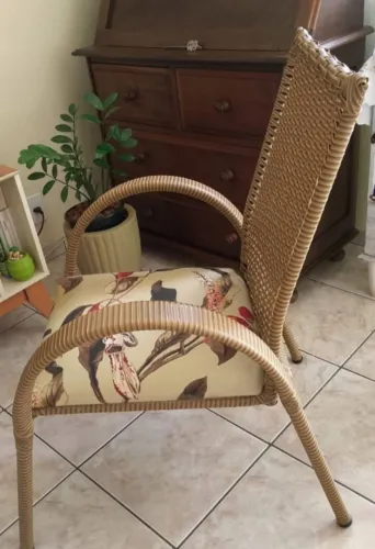 Cadeira de vime confortável 