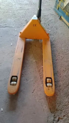 Vendo uma paleteira 3 Ton pouco tempo de uso 