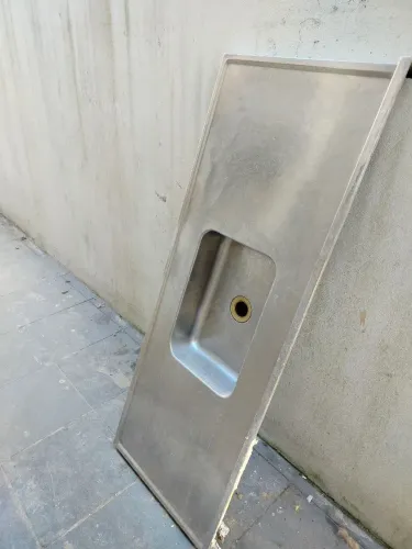 Pia Antiga de Inox com Base de Concreto - 1,50 m