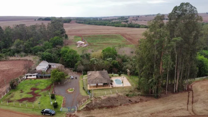 Chácara com casa, piscina, rio nos fundos, energia fotovoltaica e 9.035 m²