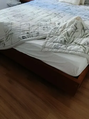 Cama Queen em madeira maciça,super boa e colchão novo