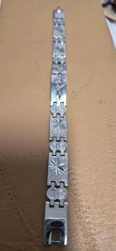 Pulseira em aço cirurgico com detalhes em prata