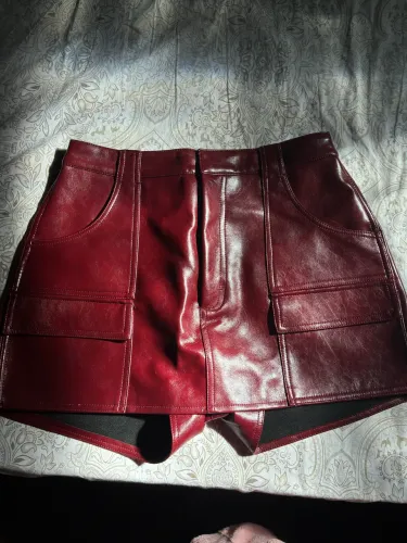 saia short vermelho bordô couro sintético usada