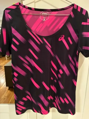 camiseta esportiva asics rosa e preta - tam. m