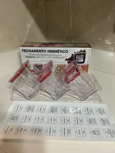 Porta temperos com 6 peças em acrílico hermético<br>Acompanha 24 adesivos.<br><br>32,00