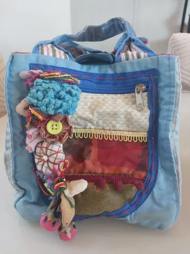 Mini bolsa quadrada em patchwork