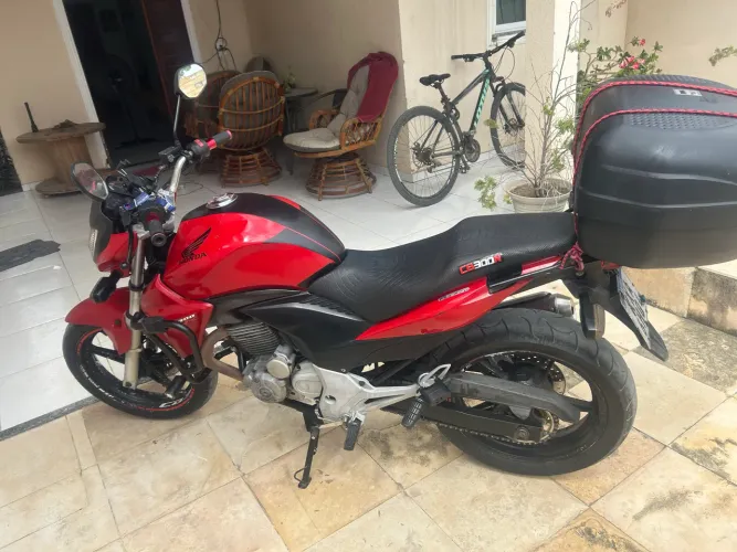CB 300r toda em dia no ponto de transferir