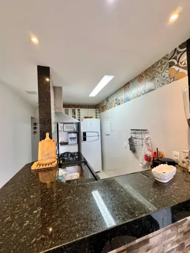 Apartamento em condomínio fechado a 50 metros de praia -02 quartos