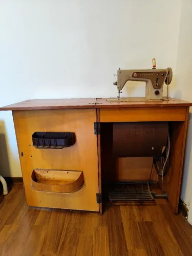 Máquina de Costura Singer Antiga com Gabinete - Vintage / Clássica