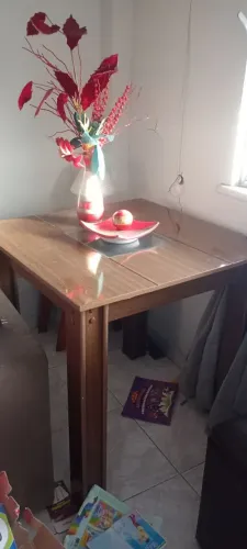 Mesa com 4 cadeiras 