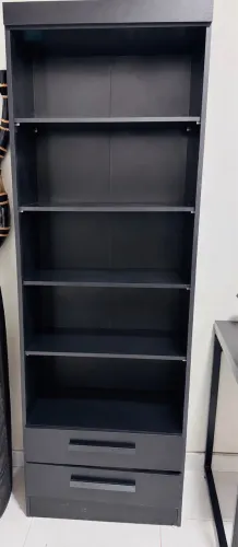 Estante de livros preta