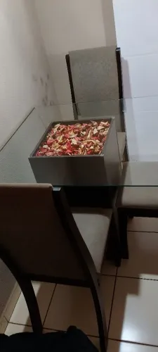 Vende_se Mesa de jantar de vidro 4 cadeiras.