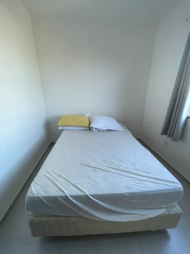 Cama box ortobom e 4 travesseiros