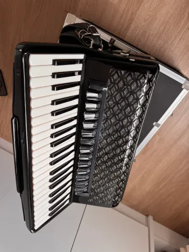 Acordeon 120 baixos/13 reg na tecla/7 no bxos/4ª e 5ª de vozes OITAVADO