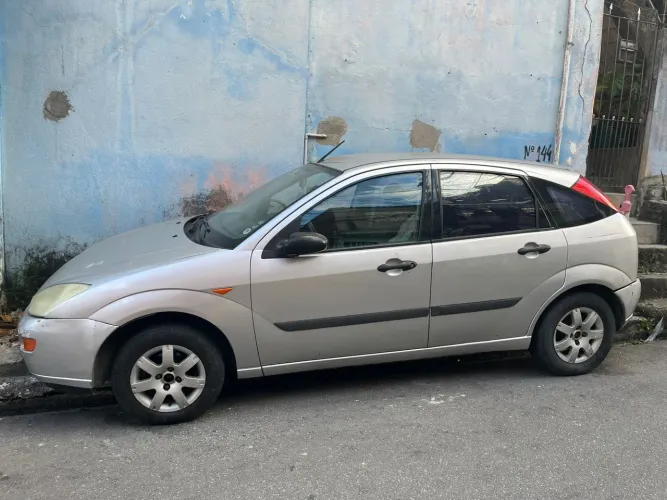 Ford Focus 1.8 16V 5P 2003