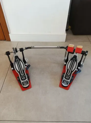 ## Pedal duplo para bateria Bauer B2000, uso mínimo, praticamente mostruário de loja !!