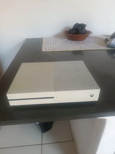 Xbox one s em bom estado com 2 anos de uso com um controle