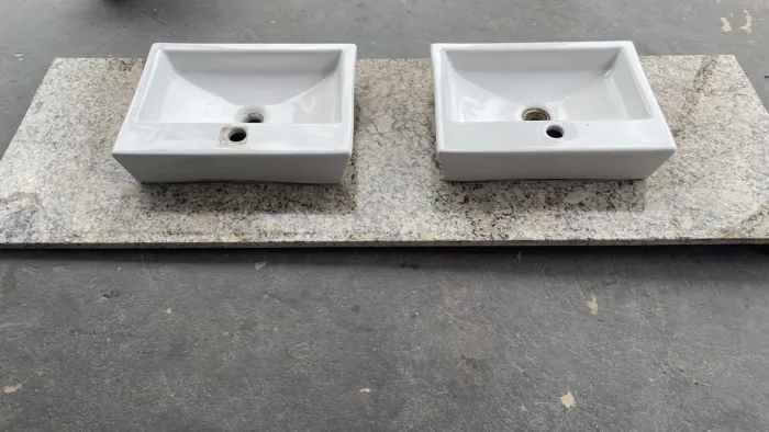 piá elegante com pedra de mármore acoplada