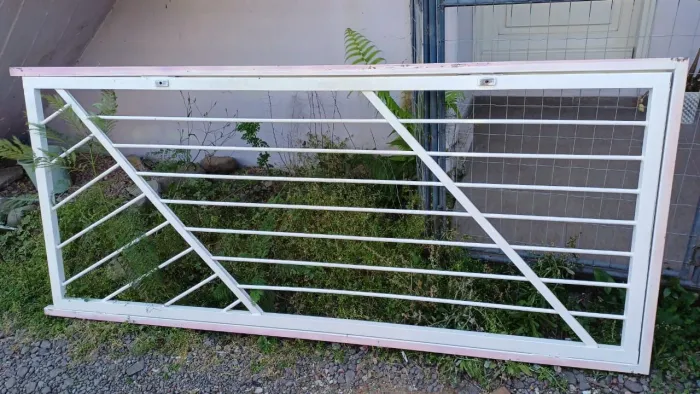 Grade de ferro pra porta 2,1m x 0.92m