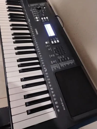 Teclado YAMAHA PSR E 373 impecável