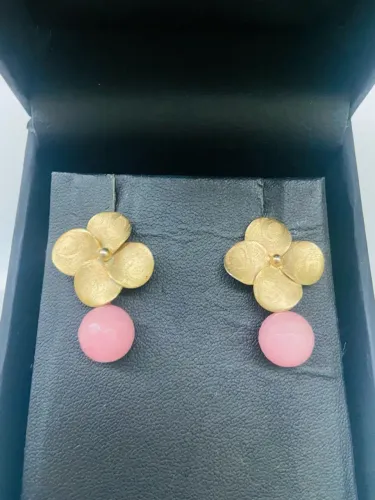 Brinco dourado flor com pedra rosa