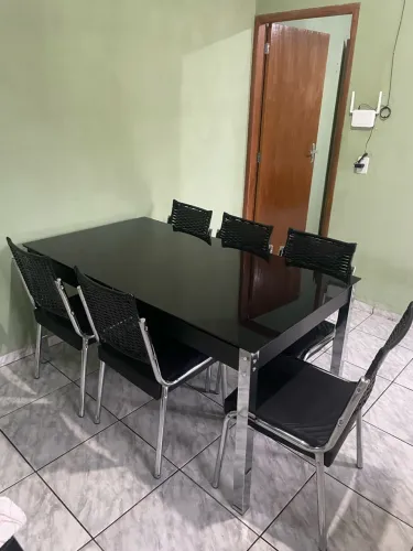 Vendo mesa de jantar com 6 cadeiras.