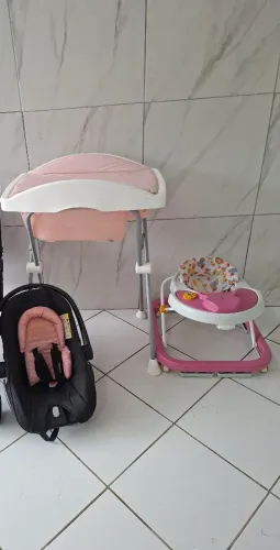 Banheira e bebê conforte