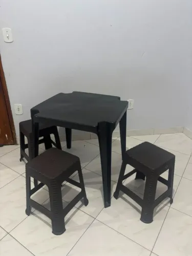 Mesa com banquetas