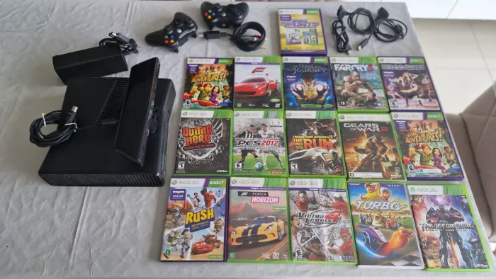 Vendo X box em ótimo estado pouco uso. 