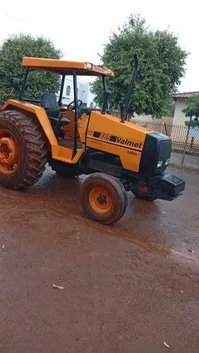Vendo um trator 885 TS ano 2000