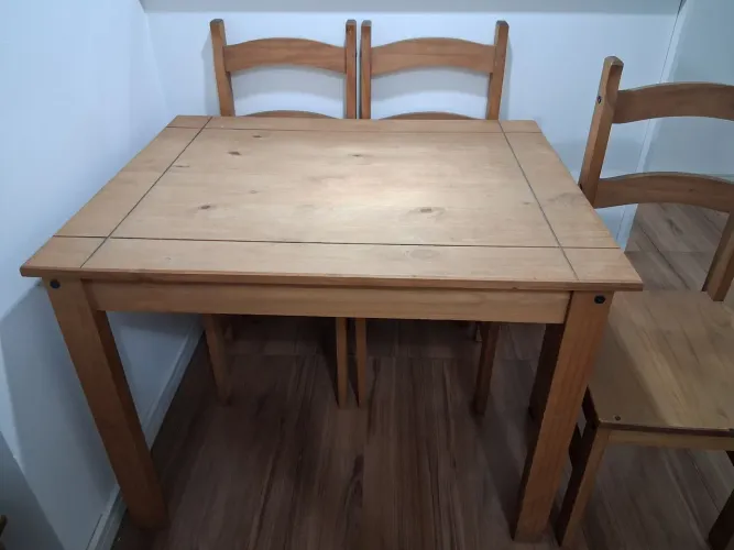 Mesa de sala em madeira