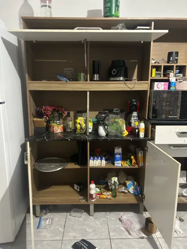 Armário de cozinha com divisórias e gavetas 