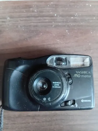 Máquina fotográfica Yashica Kyocera MG Motor
