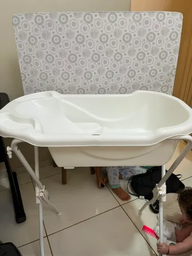 Berço, banheira, carrinho e bebê conforto 