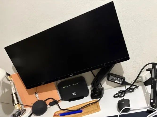 1. Monitor Ultrawide LG com Suporte Articulado